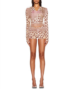 סט שני חלקים עם הדפס אותיות אופנתי לנשים, טופ קצר עם רוכסן ושרוולים ארוכים ומכנסיים קצרים צמודים - Product Image 6