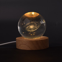 Lampe de table personnalisée sculptée en 3D à l'intérieur de cristal étoile Saturne blanc chaud socle en bois cadeau pour enfants décor de chambre veilleuse LED