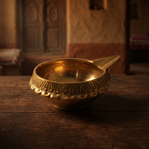 Lampe à huile traditionnelle indienne Kuber Diya en laiton poli, artisanat Nirmala, avec bordure embossée, pour la maison ou le bureau - Product Image 2