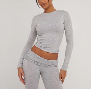 Set da 2 Pezzi Casual con Top a Maniche Lunghe e Collo Tondo in Grigio, T-Shirt Crop Top e Pantaloni Sportivi, Comodo Completo Loungewear da Donna con Logo Personalizzato - Product Image 2