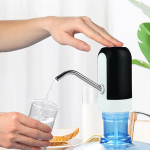 Bomba dispensadora de agua portátil, carcasa de plástico blanca y negra con alimentación USB eléctrica para uso en el hogar y la oficina - Product Image 1