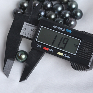 Venta al por mayor de perlas de Tahití sueltas redondas negras de pavo real de agua de mar natural de 11-12mm con agujeros de 2,5mm - Product Image 4