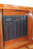 Panel Distribusi Listrik Kelautan Khusus 12V 24V dengan Perlindungan Pemutus Sirkuit dan Voltmeter Digital untuk Kapal Pesiar, Perahu, dan RV
