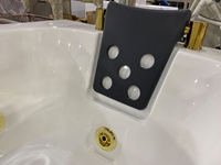 Bain à remous acrylique haut de gamme HG avec quincaillerie dorée, rail avant, appui-tête noir et jets visibles pour les acheteurs de projets résidentiels et hôteliers
