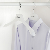 Cintre en plastique et métal translucide moderne de haute qualité avec logo personnalisé, design à épaules larges, antidérapant, rotatif, multifonctionnel pour vêtements