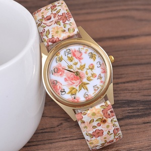 Montre à quartz tendance à bracelet en tissu floral pour femme, style frais, vente en gros - Product Image 5