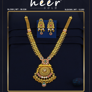 Elegante conjunto de collar y aretes de oro tradicional indio con diseño intrincado inspirado en templos, ideal para novias. - Product Image 2