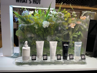 Support d'affichage cosmétique en acrylique transparent avec logo personnalisé, support d'affichage de parfum en deux parties avec base de forme personnalisée pour la vente au détail de produits de beauté