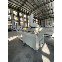 Machine CNC OUWO PLC pour le perçage, le fraisage et le rainurage de profilés en aluminium, PVC et UPVC, avec table rotative inclinable à 180 degrés et fonction d'usinage.