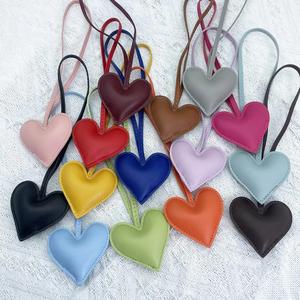 Porte-clés en cuir PU en forme de cœur, pendentif d'amour tendance, breloques de sac de luxe, accessoires de sac pour femmes, personnalisables, vente en gros - Product Image 1