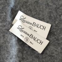 Étiquettes personnalisées lavables en satin de polyester blanc certifié OEKO-TEX, découpées au laser, avec texte noir, douces, pour vêtements, en rouleau