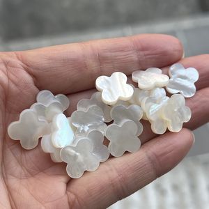 Pierre en nacre blanche en forme de trèfle à quatre feuilles de 14x14x2 mm pour la fabrication de bijoux DIY - Product Image 2