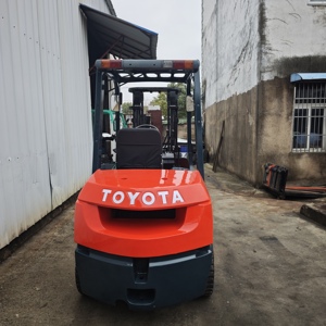 Chariot élévateur diesel Toyota 3.5T d'occasion, bonnes performances pour la manutention logistique, poids 4700 kg, machine incluse pour rapport. - Product Image 6