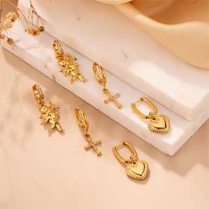 Pendientes de Aro de Perlas de Acero Inoxidable al por Mayor para Mujer, Pendientes Largos Personalizados con Dijes de Oro - Product Image 5