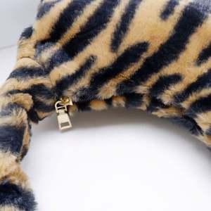 Sombrero de Pescador de Felpa con Estampado de Cebra para Mujer, Invierno 2022, Superventas, con Bolsa a Juego para Uso Diario, Fiestas y Viajes - Product Image 2