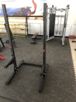 Gmfitness Gm-q1014 Half Rack, équipement de gym robuste pour entraînement de puissance et squats, avec barre de traction pour centre de fitness