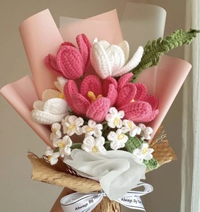 Bouquet di Fiori Fatti a Mano all'Uncinetto: Rose, Tulipani e Margherite Eterne, Lunghezza Personalizzabile, Romantico e Sognante per Laurea e Casa - Product Image 1