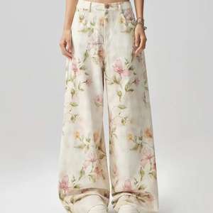 ZEYA Jeans de pierna ancha con estampado floral para mujer Pantalones casuales de mezclilla de acuarela beige de cintura alta - Product Image 3