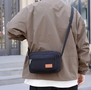 Vente en gros à bas prix Sac messager simple et de grande capacité pour hommes à usage quotidien Sac à bandoulière léger et portable - Product Image 5