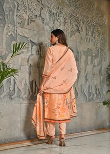 ชุดคุรตะผ้าไหมปักลายดอกไม้ด้วยมือแบบเรชม พร้อมผ้าคลุมไหล่ ลายพานาเช่ พีช ซารี - คารี แอนด์ ฟูล  ลดราคาพิเศษ - Product Image 6