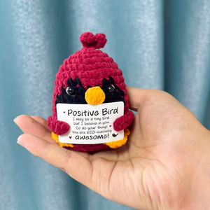 Nuovo Ciondolo Artigianale in Cotone all'Uncinetto a Forma di Piccolo Uccellino Rosso con Energia Positiva e Cartellino, Regalo Transfrontaliero per Uomini - Product Image 3