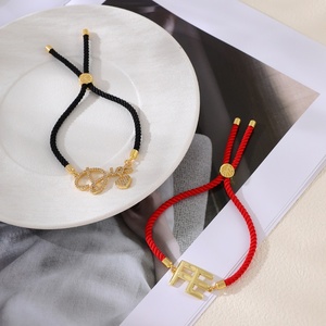 Set di 2 braccialetti Asu in corda nera e rossa con ciondoli dorati 'Dios' e 'FE', gioielli regolabili - Product Image 3
