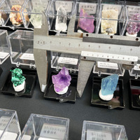 Boîte de présentation en acrylique pour pierres brutes, minéraux, pierres de guérison Reiki et spécimens de cristaux, très demandée pour la collection