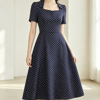 Tissu en gros imprimé pois blancs marine anti-boulochage 120 g/m² à motif rétro pour la production de jupes, robes et vêtements pour femmes