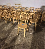 Chaise de restaurant et de café moderne en plastique PP imitation bois avec support renforcé, stable, durable, design en bois courbé, structure légère