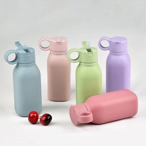 Bouteille d'eau portable en silicone de 450 ml avec poignée et paille en plastique pour enfants, idéale pour l'école et les voyages, personnalisable avec logo - Product Image 2