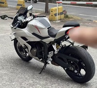 Moto sportive QJMotor SRK600 600cc 4 cylindres refroidie par eau, pour trajets quotidiens, puissante, confortable, à essence