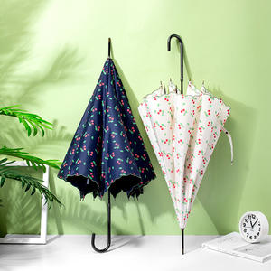 Parapluie manuel à imprimé cerises, 8 baleines, manche droit en fibre, protection soleil et pluie, idéal pour les voyages, couleurs blanc et bleu - Product Image 1