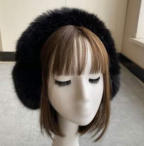 थोक आउटडोर फ़्लफ़ी नकली फर इयरफ़्लैप नरम कान वार्मर कस्टम लोगो इयर मफ्स प्यारा आलीशान महिला नकली खरगोश फर इयरमफ्स शीतकालीन - Product Image 2