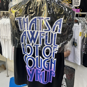 T-shirts ALOCS en gros – Vêtements de créateur de haute qualité – T-shirt imprimé avec logo « THAT'S AWFUL LOT of COUGH SYRUP » pour hommes - Product Image 3