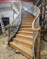 Escalier en colimaçon intérieur, escalier courbé, marches en bois massif, structure en acier, garde-corps en verre, marches en bois