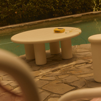 Table de salle à manger intérieure moderne de luxe en résine de fibre de verre, table ronde de jardin en faux béton couleur crème clair pour terrasse extérieure