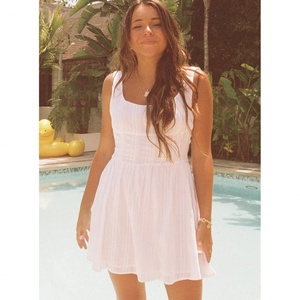 เดรสสั้นคอเหลี่ยมผ้าฝ้ายแท้ 100% สีขาวบริสุทธิ์ จับจีบช่วงเอว - Product Image 1