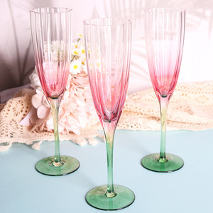 <span class=keywords><strong>Verres</strong></span> à vin <span class=keywords><strong>en</strong></span> <span class=keywords><strong>cristal</strong></span> élégants et luxueux pour mariage 2025, motif floral vintage rose et rouge, faits à la main, couleur personnalisée, <span class=keywords><strong>service</strong></span> OEM/ODM - Product Image 4