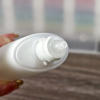 Flacon de lotion solaire ovale plat de 50 g, emballage cosmétique en plastique vide avec bouchon à vis orange pour étiquette privée OEM ODM