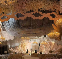 Décoration de plafond de mariage romantique sur mesure avec un design complet pour une décoration de mariage de rêve.