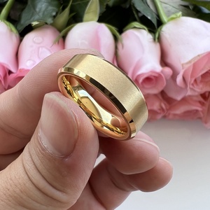 Bague <span class=keywords><strong>de</strong></span> fiançailles et <span class=keywords><strong>de</strong></span> mariage tendance en carbure <span class=keywords><strong>de</strong></span> tungstène doré, finition mate biseautée 6 mm, vente en gros, pour hommes et femmes, par Coolstyle Jewelry - Product Image 3