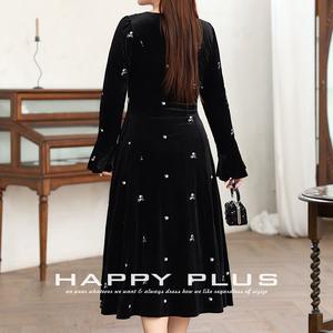 ชุดเดรสกำมะหยี่แฮปปี้พลัส คอเหลี่ยม แขนยาว ทรงเข้ารูป ไซส์พลัส สำหรับผู้หญิง พร้อมงานปักมุก ลายดอกไม้ สีดำ รุ่น N9049 - Product Image 2