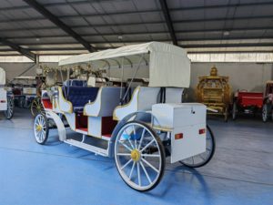 Carruaje de caballos blanco eléctrico de estilo victoriano 2024 con asiento Clarete, 4 ruedas de acero para visitas turísticas en blanco nuevo - Product Image 5