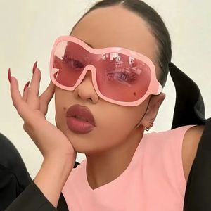 Nuovi Occhiali da Sole Oversize Y2K con Montatura Grande, Unisex, in Nero, Rosa e Giallo - Product Image 1