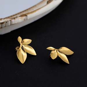 ต่างหูสแตนเลสกันน้ำ ชุบทอง 18k ต่างหูแบบติดหู ดีไซน์กลีบดอกไม้ใบไม้ สำหรับผู้หญิง วัยรุ่น และเด็กผู้หญิง - Product Image 5