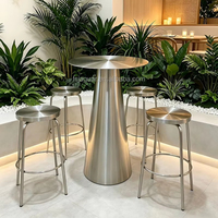 Tavolo Alto Moderno con Base Conica in Acciaio Inox Spazzolato e Sgabello da Bar Abbinato con Seduta Radiale per Casa, Bar, Scuola, Hotel