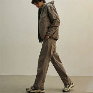 Vente en gros Ensemble pantalon veste unisexe imperméable et coupe-vent mode personnalisée pour hommes Style décontracté respirant pour la saison d'automne - Product Image 3