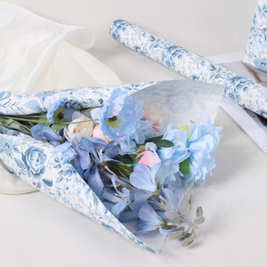 Papier d'emballage floral en porcelaine bleue et blanche chinoise, imprimé de roses à l'encre de soie pour emballage cadeau de style oriental - Product Image 2