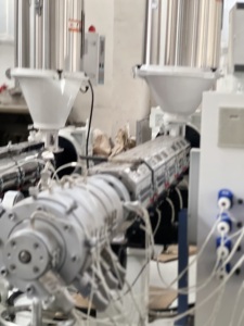 Machine de fabrication de tuyaux en polyéthylène haute densité (PE) pour l'eau, ligne de production de tuyaux de drainage en HDPE, ligne de production de tuyaux en PPR - Product Image 6