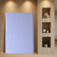 Panneau de plafond en PVC perforé pour appartement, salle de sport, centre commercial - Résistant à l'humidité, ignifuge, insonorisant avec installation de grille de plafond